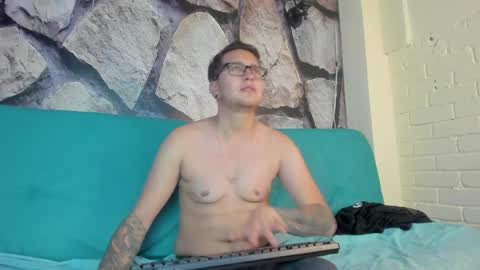 Snapshot of theo_sin_ chatting on 04/24/26, 01:46 Theo online show from 04/24/26, 01:46