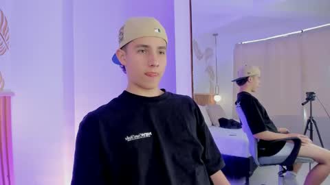 Snapshot of theohawke_ chatting on 12/15/24, 04:37 THEO- MATEO online show from 12/15/24, 04:37