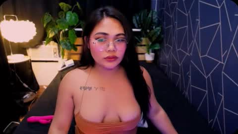 Snapshot of theonly_chin chatting on 01/09/26, 02:20 FRANCINE online show from 01/09/26, 02:20