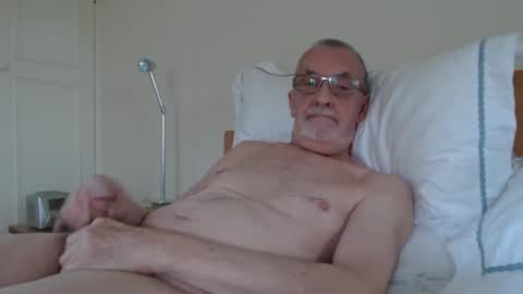 Snapshot of theowlandthe chatting on 01/13/25, 02:32 theowlandthe online show from 01/13/25, 02:32