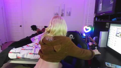 Snapshot of thepluglove chatting on 11/28/25, 01:47 The Plug Love Friends online show from 11/28/25, 01:47