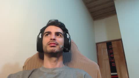 Snapshot of therazhanen chatting on 01/10/25, 04:54 Santiago Enrique online show from 01/10/25, 04:54