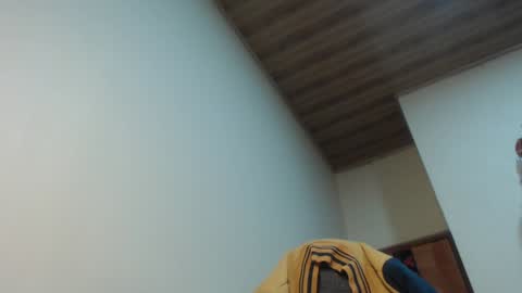 Snapshot of therazhanen chatting on 01/18/25, 05:20 Santiago Enrique online show from 01/18/25, 05:20