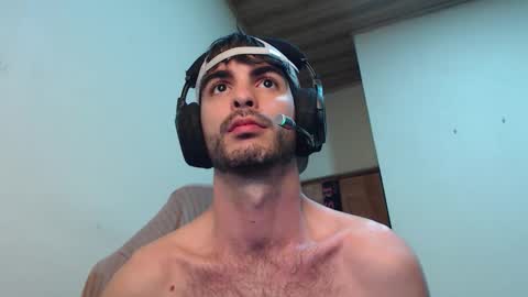 Snapshot of therazhanen chatting on 11/18/25, 06:07 Santiago Enrique online show from 11/18/25, 06:07