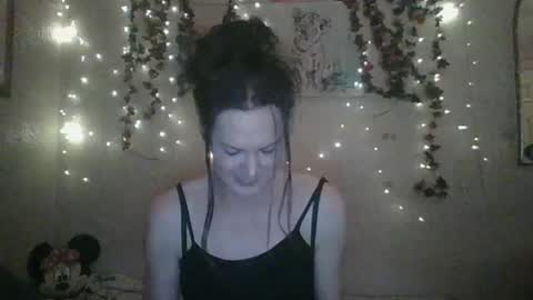 Snapshot of thesillymillie chatting on 12/22/24, 03:44 sillymillie0 online show from 12/22/24, 03:44