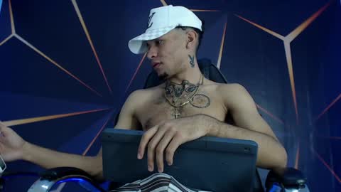 Snapshot of theskinny8inch_ chatting on 01/26/25, 06:28 theskinny8inch_ online show from 01/26/25, 06:28