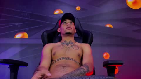 Snapshot of theskinny8inch_ chatting on 10/20/25, 11:05 theskinny8inch_ online show from 10/20/25, 11:05