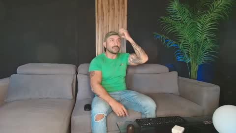 Snapshot of thestraightroom chatting on 03/31/26, 12:27 thestraightroom online show from 03/31/26, 12:27