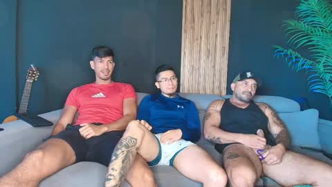 Snapshot of thestraightroom chatting on 04/01/26, 01:41 thestraightroom online show from 04/01/26, 01:41