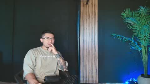 Snapshot of thestraightroom chatting on 04/02/26, 12:36 thestraightroom online show from 04/02/26, 12:36