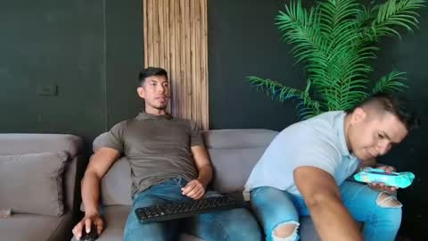 Snapshot of thestraightroom chatting on 04/17/26, 07:39 thestraightroom online show from 04/17/26, 07:39