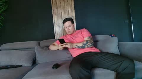 Snapshot of thestraightroom chatting on 04/21/26, 07:39 thestraightroom online show from 04/21/26, 07:39