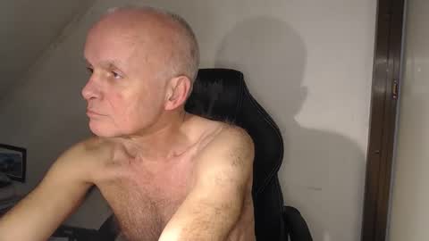 Snapshot of thestrip01 chatting on 12/04/25, 08:34 NudeDJ online show from 12/04/25, 08:34