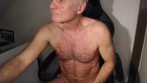 Snapshot of thestrip01 chatting on 12/19/25, 06:20 NudeDJ online show from 12/19/25, 06:20