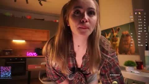 Snapshot of thetimeshavecome chatting on 10/06/25, 04:37 Mia online show from 10/06/25, 04:37