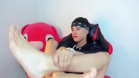 Snapshot of thiago_dv chatting on 11/22/25, 01:10 Thiago online show from 11/22/25, 01:10
