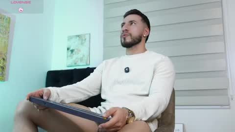 Snapshot of thiago_hill chatting on 04/24/26, 01:52 Thiago online show from 04/24/26, 01:52