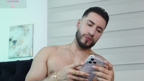 Snapshot of thiago_hill chatting on 04/26/26, 01:14 Thiago online show from 04/26/26, 01:14