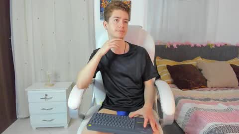 Snapshot of thiago_james69 chatting on 11/22/25, 03:16 Manuel online show from 11/22/25, 03:16