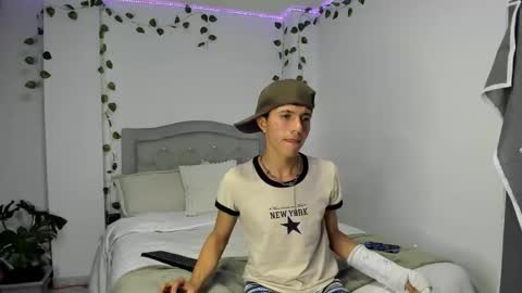 Snapshot of thiago_n_sam chatting on 01/15/26, 06:40 thiago_n_sam online show from 01/15/26, 06:40