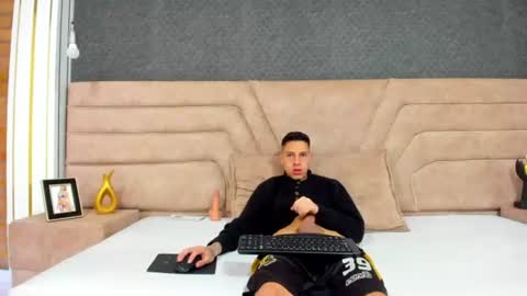 Snapshot of thiagos19 chatting on 06/22/26, 12:46 Thiago online show from 06/22/26, 12:46