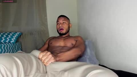 Snapshot of thiagosantos_ chatting on 11/29/25, 04:37 Thiago Instagram online show from 11/29/25, 04:37