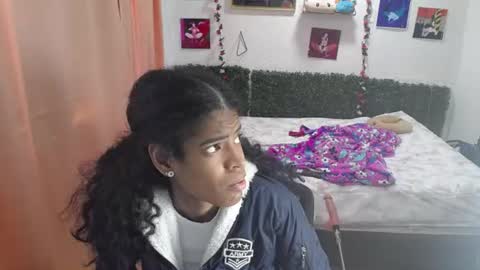 Snapshot of thiana_horny chatting on 06/19/26, 04:44 thiana_horny online show from 06/19/26, 04:44