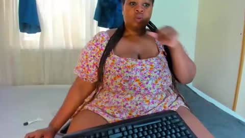 Snapshot of thickleeyanaxxx chatting on 04/26/26, 06:44 thickleeyanaxxx online show from 04/26/26, 06:44