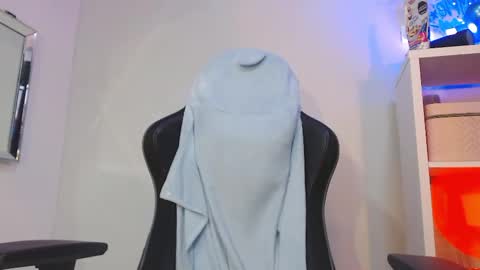 Snapshot of thin33 chatting on 12/14/24, 01:50 sara online show from 12/14/24, 01:50