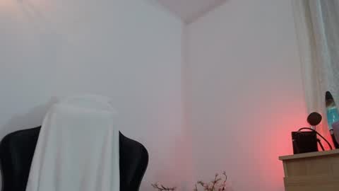 Snapshot of thin33 chatting on 06/11/26, 02:22 sara online show from 06/11/26, 02:22