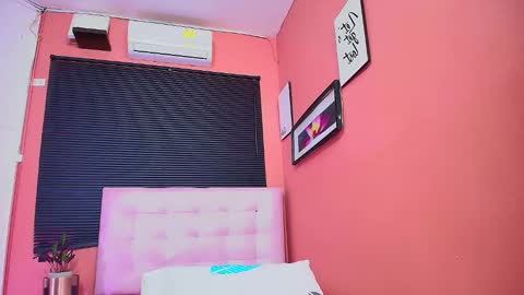 Snapshot of thin_eva chatting on 02/08/25, 12:06 Eva online show from 02/08/25, 12:06