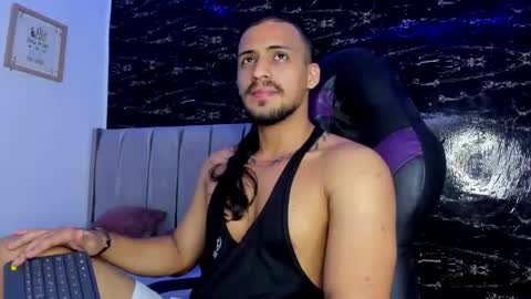 Snapshot of thomas__wayne chatting on 12/13/25, 07:53 Thomas online show from 12/13/25, 07:53