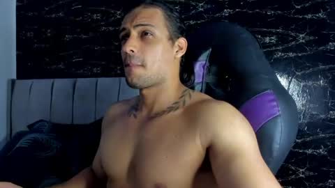 Snapshot of thomas__wayne chatting on 05/25/26, 03:40 Thomas online show from 05/25/26, 03:40