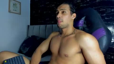 Snapshot of thomas__wayne chatting on 07/28/26, 03:13 Thomas online show from 07/28/26, 03:13