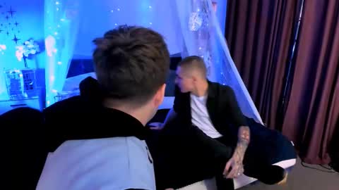 thomas_crow online show from 12/23/25, 11:08