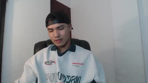 Snapshot of thomas_latin_boy chatting on 12/12/24, 03:54 Thomas online show from 12/12/24, 03:54