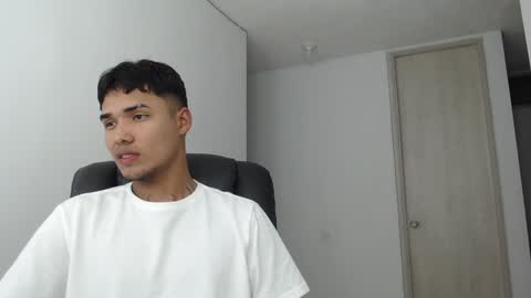 Snapshot of thomas_latin_boy chatting on 01/15/25, 04:57 Thomas online show from 01/15/25, 04:57