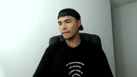 Snapshot of thomas_latin_boy chatting on 01/17/25, 06:36 Thomas online show from 01/17/25, 06:36