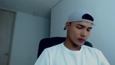 Snapshot of thomas_latin_boy chatting on 01/22/25, 04:44 Thomas online show from 01/22/25, 04:44