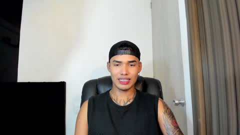 Snapshot of thomas_latin_boy chatting on 02/01/25, 08:29 Thomas online show from 02/01/25, 08:29