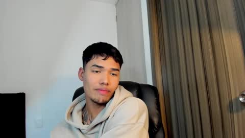 Snapshot of thomas_latin_boy chatting on 02/12/25, 05:15 Thomas online show from 02/12/25, 05:15