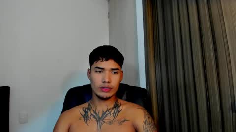 Snapshot of thomas_latin_boy chatting on 02/14/25, 09:24 Thomas online show from 02/14/25, 09:24