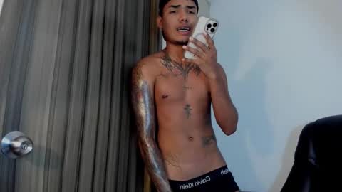 Snapshot of thomas_latin_boy chatting on 02/19/25, 05:06 Thomas online show from 02/19/25, 05:06