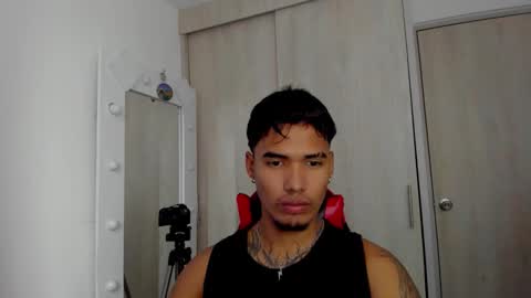 Snapshot of thomas_latin_boy chatting on 03/27/26, 06:18 Thomas online show from 03/27/26, 06:18