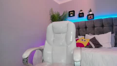 Thomas online show from 05/11/26, 04:04