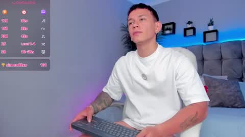 Snapshot of thomas_moon_ chatting on 06/19/26, 02:10 Thomas online show from 06/19/26, 02:10