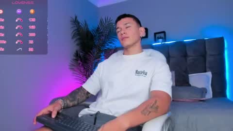 Snapshot of thomas_moon_ chatting on 07/10/26, 01:14 Thomas online show from 07/10/26, 01:14