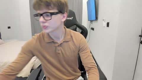 Snapshot of thomas_shelbivip chatting on 04/25/26, 04:15 Tomas online show from 04/25/26, 04:15