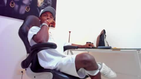 Snapshot of thomas_shelbys chatting on 02/22/25, 01:44 Thomas online show from 02/22/25, 01:44