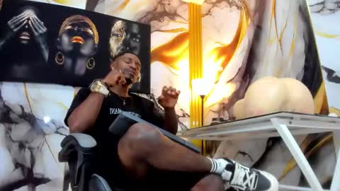 Snapshot of thomas_shelbys chatting on 11/18/25, 04:06 Thomas online show from 11/18/25, 04:06